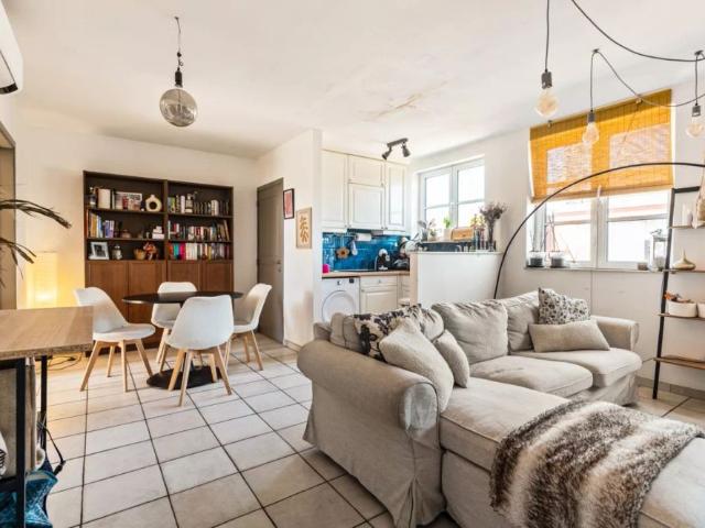 Dakappartement met twee slaapkamers en ruim terras 27m² in het centrum van Broechem!