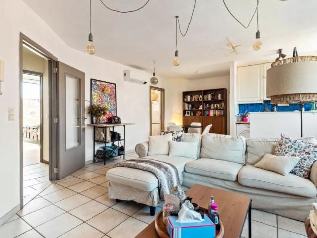 Dakappartement met twee slaapkamers en ruim terras 27m² in het centrum van Broechem!