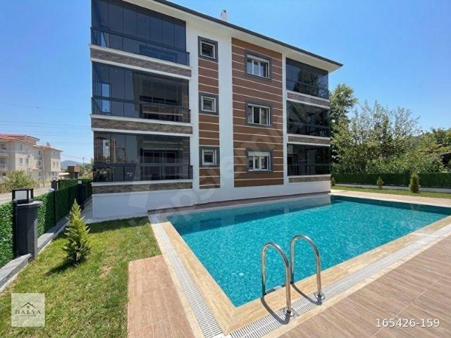 DALYA GAYRİMENKUL'DEN HAVUZLU PANJURLU CAM BALKONLU SATILIK 1+1