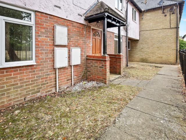 Dale Close, Stanway, Colchester, Essex CO3, 1 bed flat to rent, £850 pcm | PrimeLocation