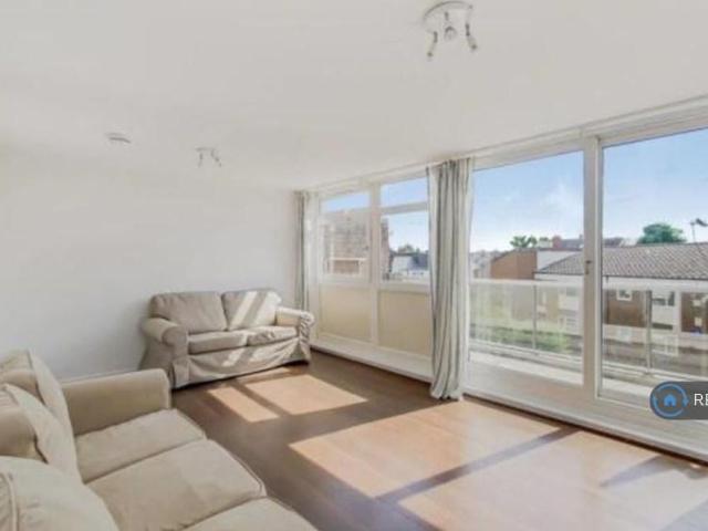 Dale Court, Kingston Upon Thames, KT2 4 bed flat to rent £3,500 pcm £808 pw