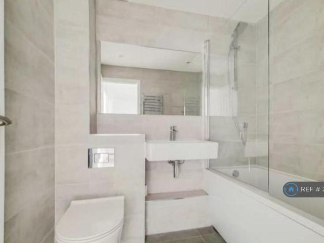 Dale Court, Kingston Upon Thames, KT2 4 bed flat to rent £3,000 pcm £692 pw