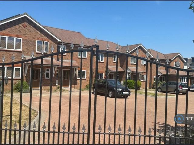 Dalebury Place, Hounslow, TW5 3 bed semi detached house to rent £2,350 pcm £542 pw