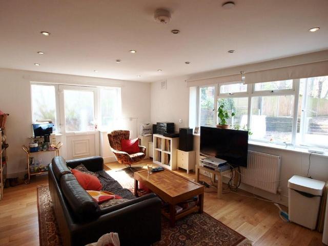 Daleview Road, Stanford Hill, London 3 bed flat to rent £2,850 pcm £658 pw