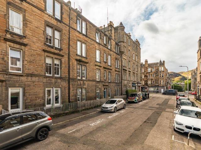Dalgety Avenue, Edinburgh, EH7 5UF 1 bed flat to rent £950 pcm £219 pw