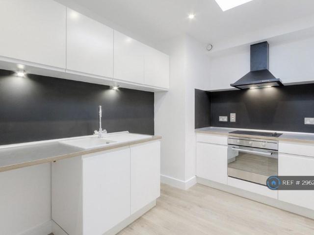 Dalkeith House, Kettering, NN16 2 bed flat to rent £825 pcm £190 pw