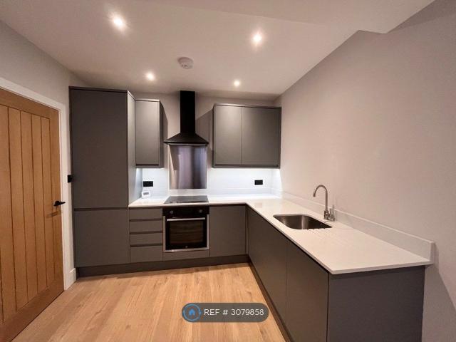Dallaway Gardens, East Grinstead RH19, 2 bed flat to rent, £1,570 pcm | PrimeLocation