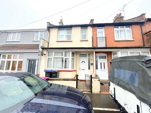 Dalmatia Road, Southend on Sea SS1 2 bed terraced house to rent £1,395 pcm £322 pw