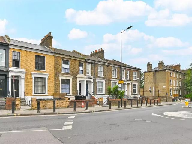 Dalston Lane, London E8 Studio to rent £1,250 pcm £288 pw