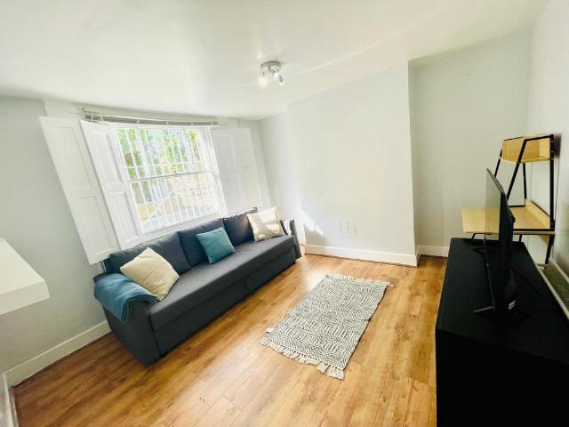 Dalston Lane, London, E8 2 bed flat to rent £2,250 pcm £519 pw