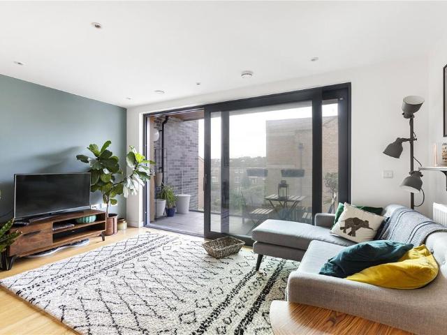 Dalston Lane, London, E8 3 bed apartment to rent £4,250 pcm £981 pw