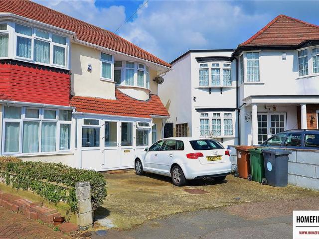 Daphne Gardens, Chingford, E4 1 bed apartment to rent £1,695 pcm £391 pw