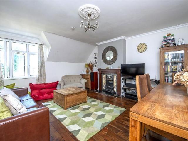 Dartmouth Road, London NW2 3 bed flat to rent £3,200 pcm £738 pw