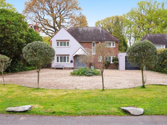 Dartnell Avenue, West Byfleet. 4 bed detached house to rent £5,000 pcm £1,154 pw