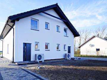 Urokliwy dom bliźniak z tarasem i zielenią, 92 m2