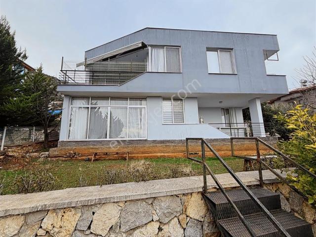 Darısekisi De 750 M2 Üzerin'de Satılık İki Katlı Müstakil Ev