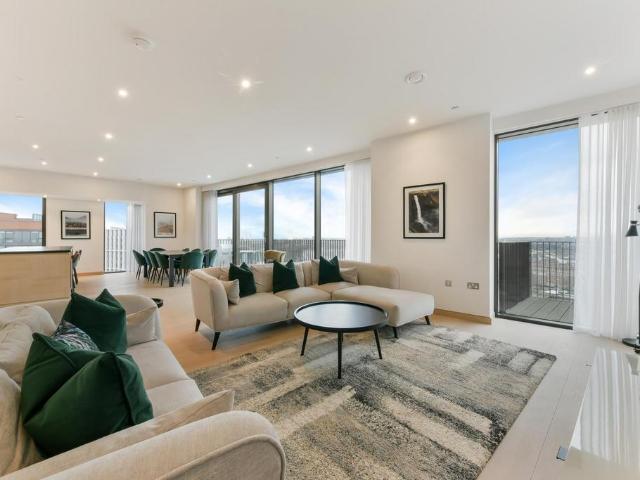 Darby's, 3 Viaduct Gardens, Nine Elms, London, SW11 7AY, United Kingdom | 3 bed apartment for rent #137019072 | Rentberry