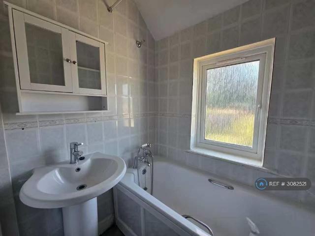Darcy Avenue, Wallington, SM6 3 bed terraced house to rent £1,950 pcm £450 pw