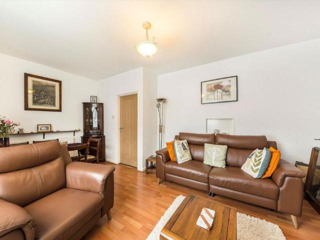 Darcy Road, London 2 bed house to rent £1,850 pcm £427 pw