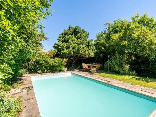 Dardilly – Chalet familial de 7 pièces avec piscine et jardin paysager
