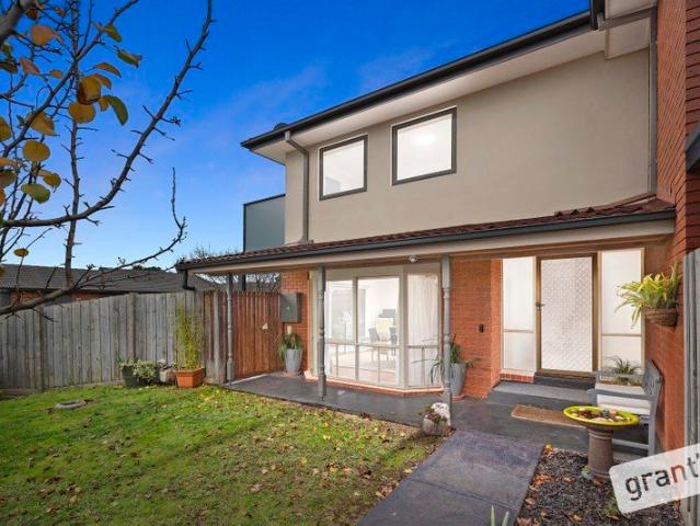 Location, location, location! This sophisticated Double Storey, Split level home in the heart of the Prime Maramba Estate North of the highway