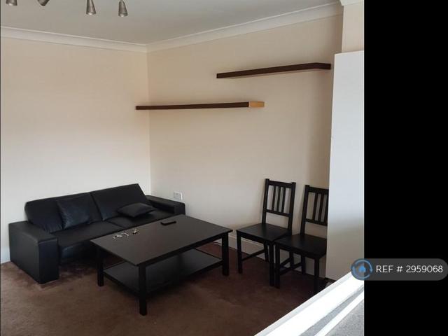 Darkes Lane, Potters Bar, EN6 2 bed flat to rent £1,700 pcm £392 pw