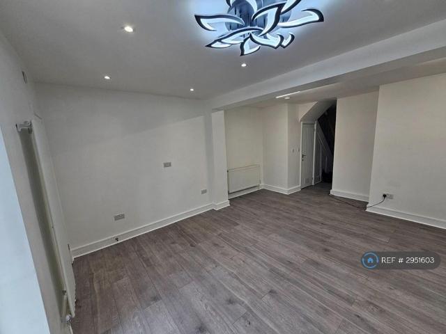 Darley Gardens, Morden, SM4 4 bed detached house to rent £2,500 pcm £577 pw