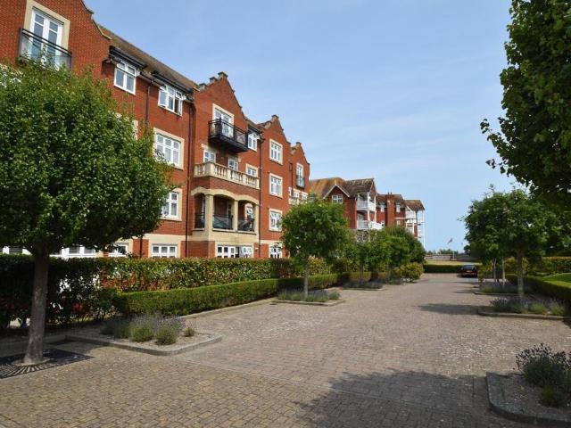 Darley Road, Eastbourne BN20 2 bed flat to rent £1,550 pcm £358 pw