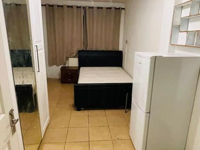 Darris Close, Hayes UB4, 1 bed flat to rent, £1,200 pcm | PrimeLocation