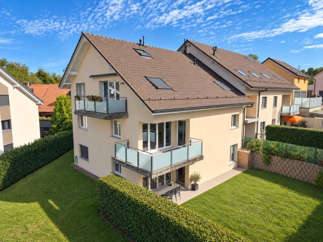 Das Château d'Oron im Hintergrund