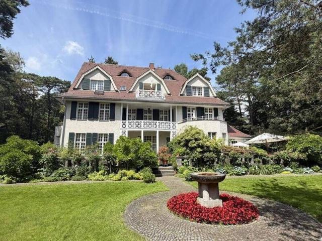 Das besondere Objekt: Wunderschöne, sanierte Maisonette in denkmalgeschützter Villa am Messelpark