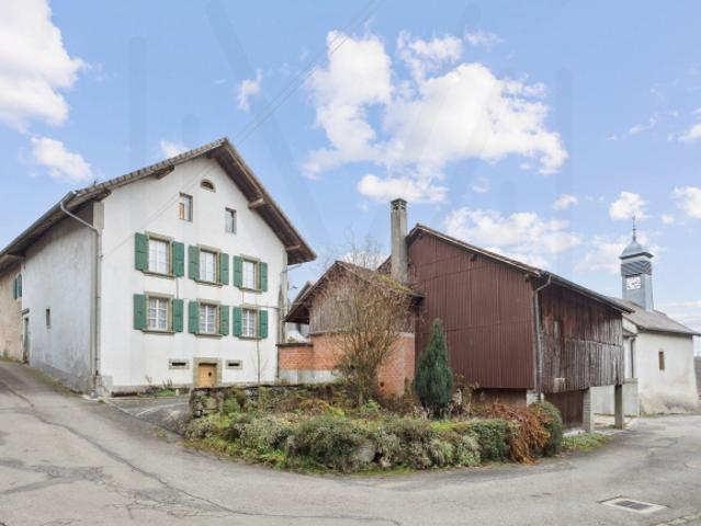 Das Grundstück besteht aus drei Gebäuden, die vollständig renoviert werden sollen, verteilt auf zwei Grundstücke mit insgesamt 534 m², was erhebliches Transformationspotenzial bietet