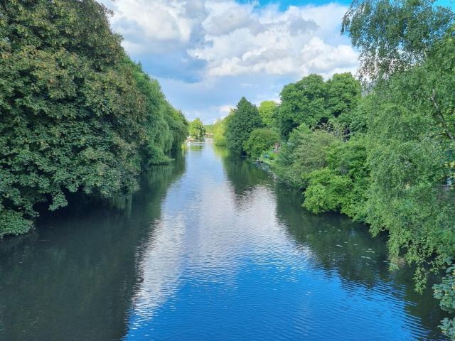 Das Wasser plätschert „vor der Tür“ Enten und Schwäne schwimmen im Wasser!