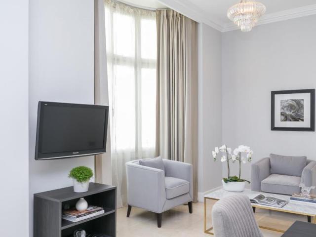 Dashing 3 bedroom flat in Paddington Has an Apartment