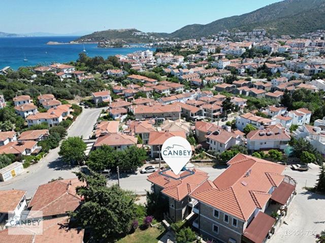 DATÇA MERKEZDE DENİZ GÖREN KAPALI GARAJLI 3+1 SATILIK VİLLA