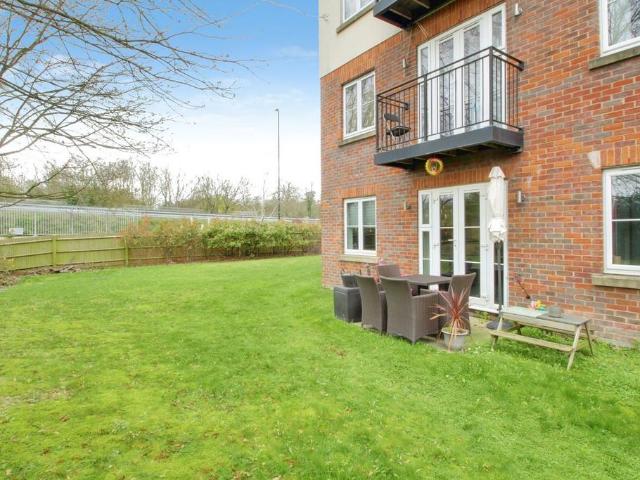 Datchet Meadows, Datchet Road. 2 bed apartment to rent £1,700 pcm £392 pw