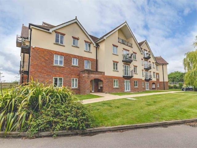 Datchet Road, Slough SL3 2 bed flat to rent £1,650 pcm £381 pw
