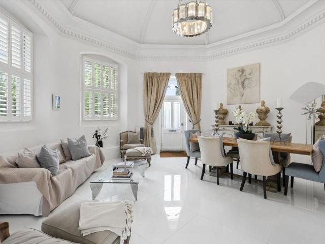 Dating back to 1870 beautifully refurbished throughout, occupying one of Surrey's most iconic landmark buildings, Ruxley Tower offers a rare opportunity to enjoy an exceptional stay in a unique home