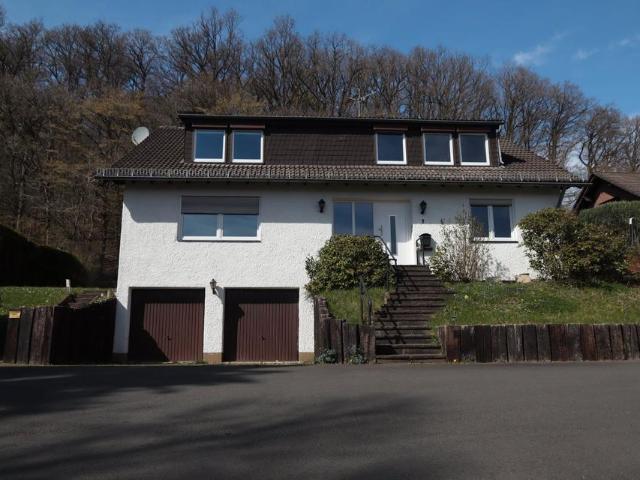Daun, natuhnah gelegenes, Zweifamilienhaus mit Doppelgarage
