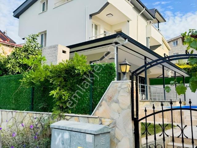 Davutlar Merkezde Özel Havuzlu Müstakil 6+1 Villa