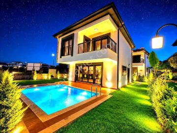 Davutlarda Özel Havuzlu Tek Müstakil Bahçeli Sıfır Villa