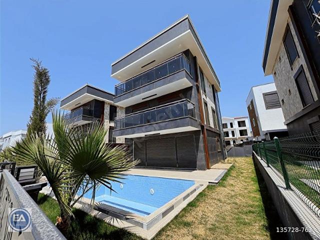 Davutlarda Özel Havuzlu Asansörlü 5+1 Müstakil Villa