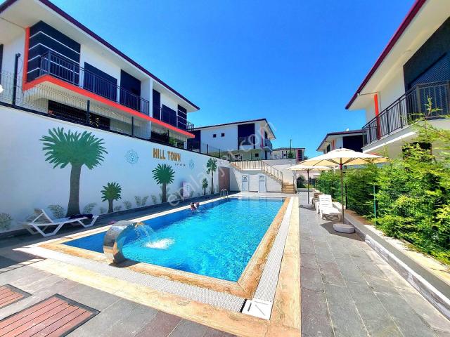 Davutlarda Havuzlu Sitede Otoparklı Bahçeli Villa
