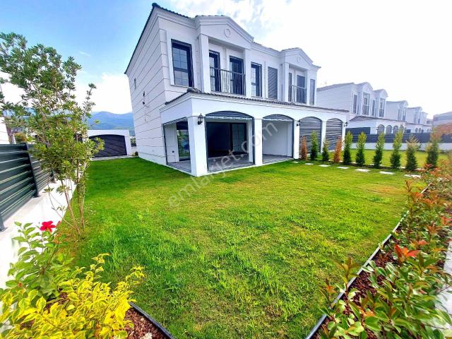 Davutlarda Havuzlu Sitede Özel Otoparklı Bahçeli Sıfır Villa