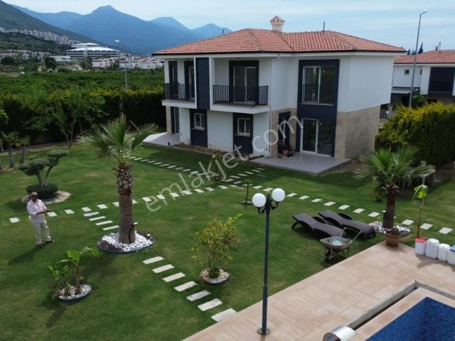 Davutlar'da Havuzlu Prestijli Sitede 3+1 Villa
