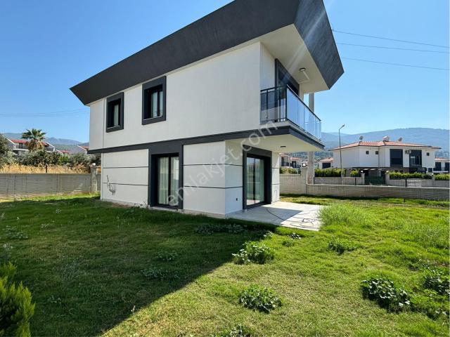 Davutlar'da Köşe Konumlu Müstakil 3+1 Sıfır Satılık Villa