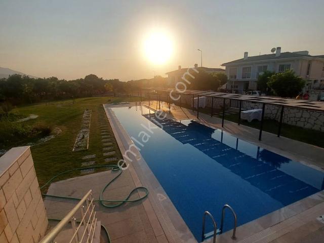 Davutlarda Termal Ve Açık Havuzlu Site İçi 3+1 Kiralık Daire