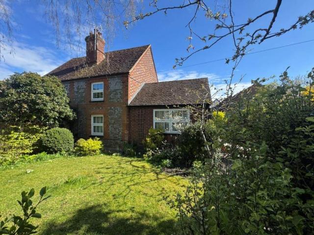 Davenport Place, Watlington 2 bed cottage to rent £1,500 pcm £346 pw