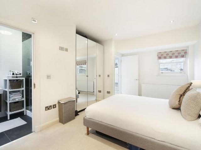 Dawes Road, Fulham Broadway, London, SW6 2 bed maisonette to rent £2,900 pcm £669 pw
