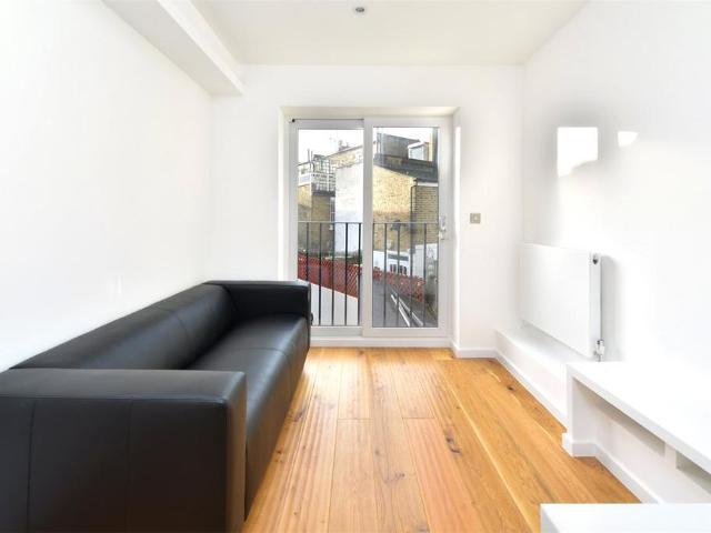 Dawes Road, London, SW6 2 bed apartment to rent £2,500 pcm £577 pw